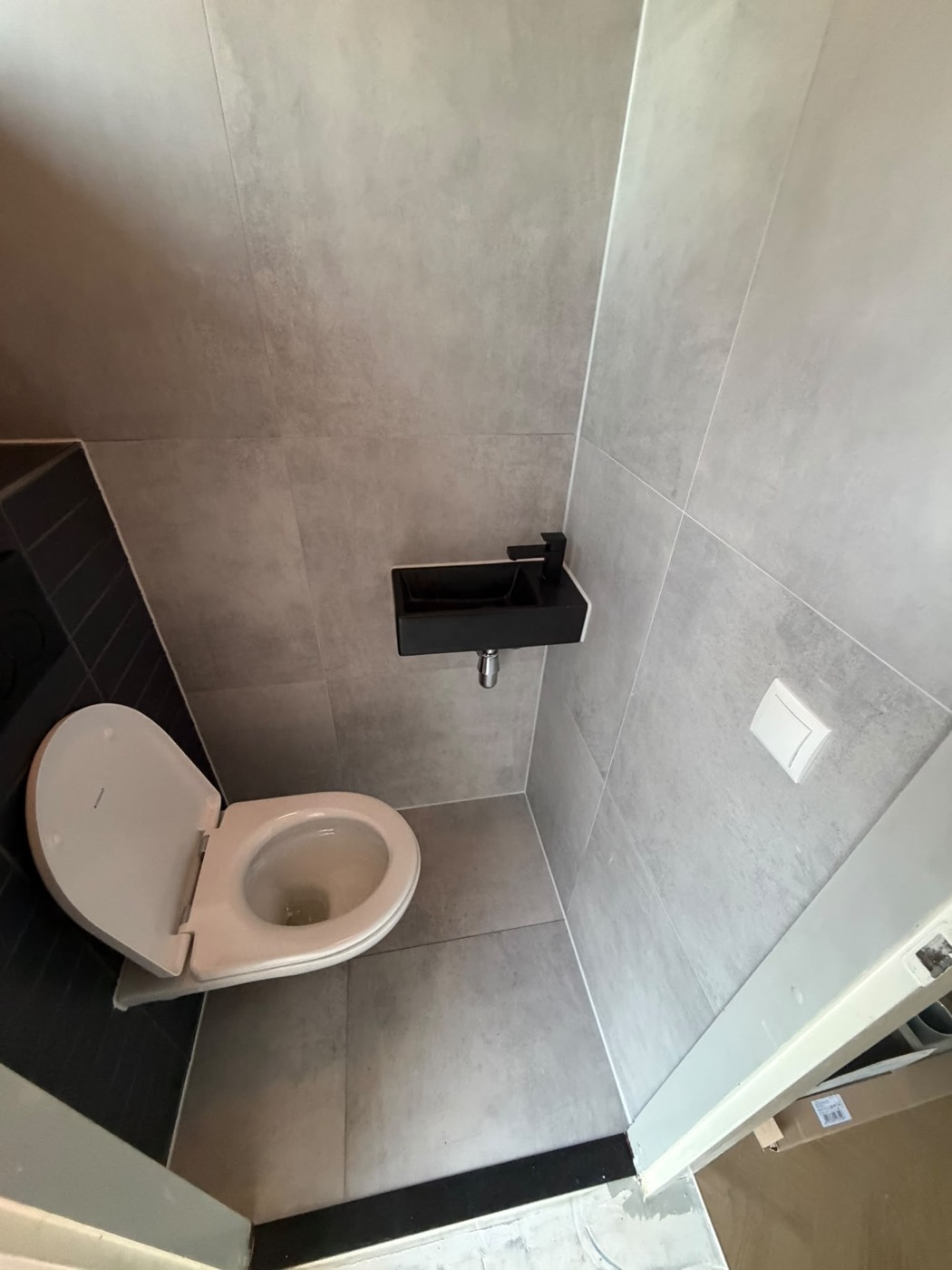 Bovenaanzicht van toilet en design wastafel na de renovatie in Alphen aan den Rijn – Groene Hart Badkamers