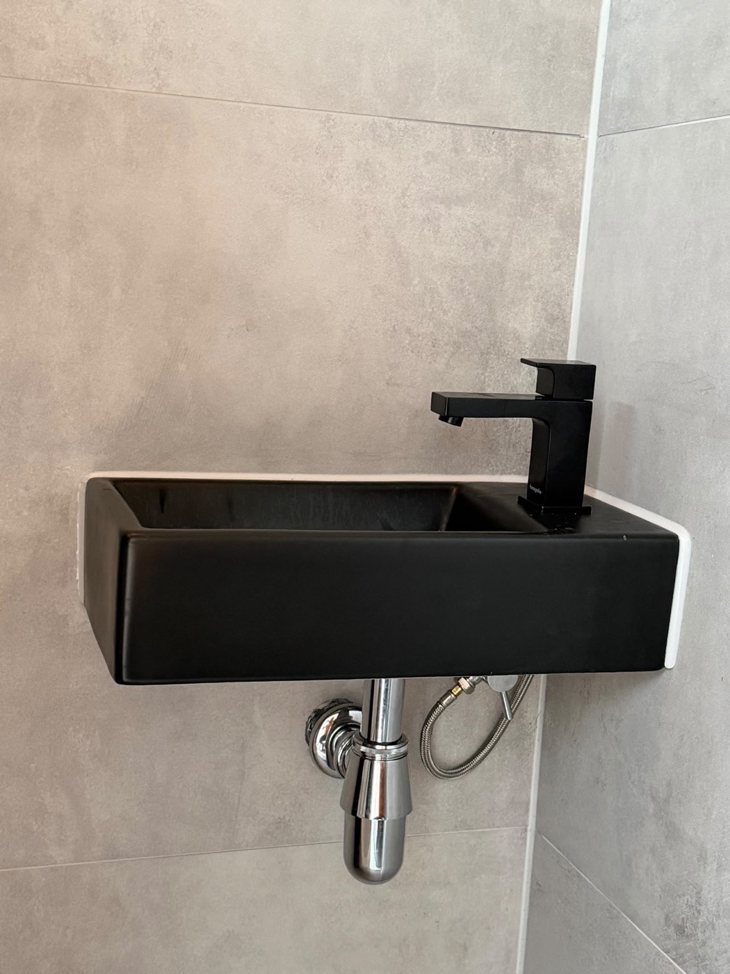 Detail van de zwarte design wastafel bij de toilet renovatie in Alphen aan den Rijn – Groene Hart Badkamers