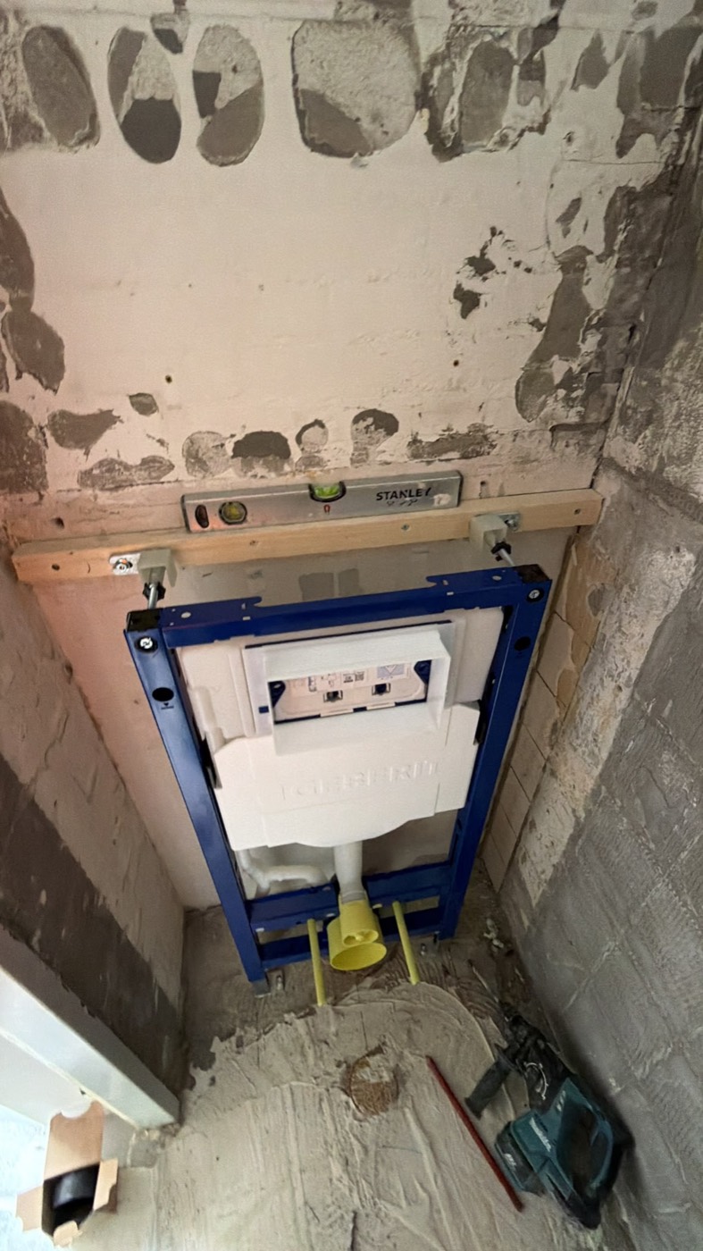 Geberit-inbouwframe tijdens de toilet renovatie in Alphen aan den Rijn – Groene Hart Badkamers