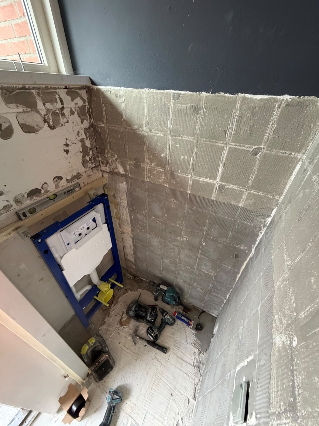 Inbouwframe en tegelondergrond tijdens het verbouwen van het toilet in Alphen aan den Rijn