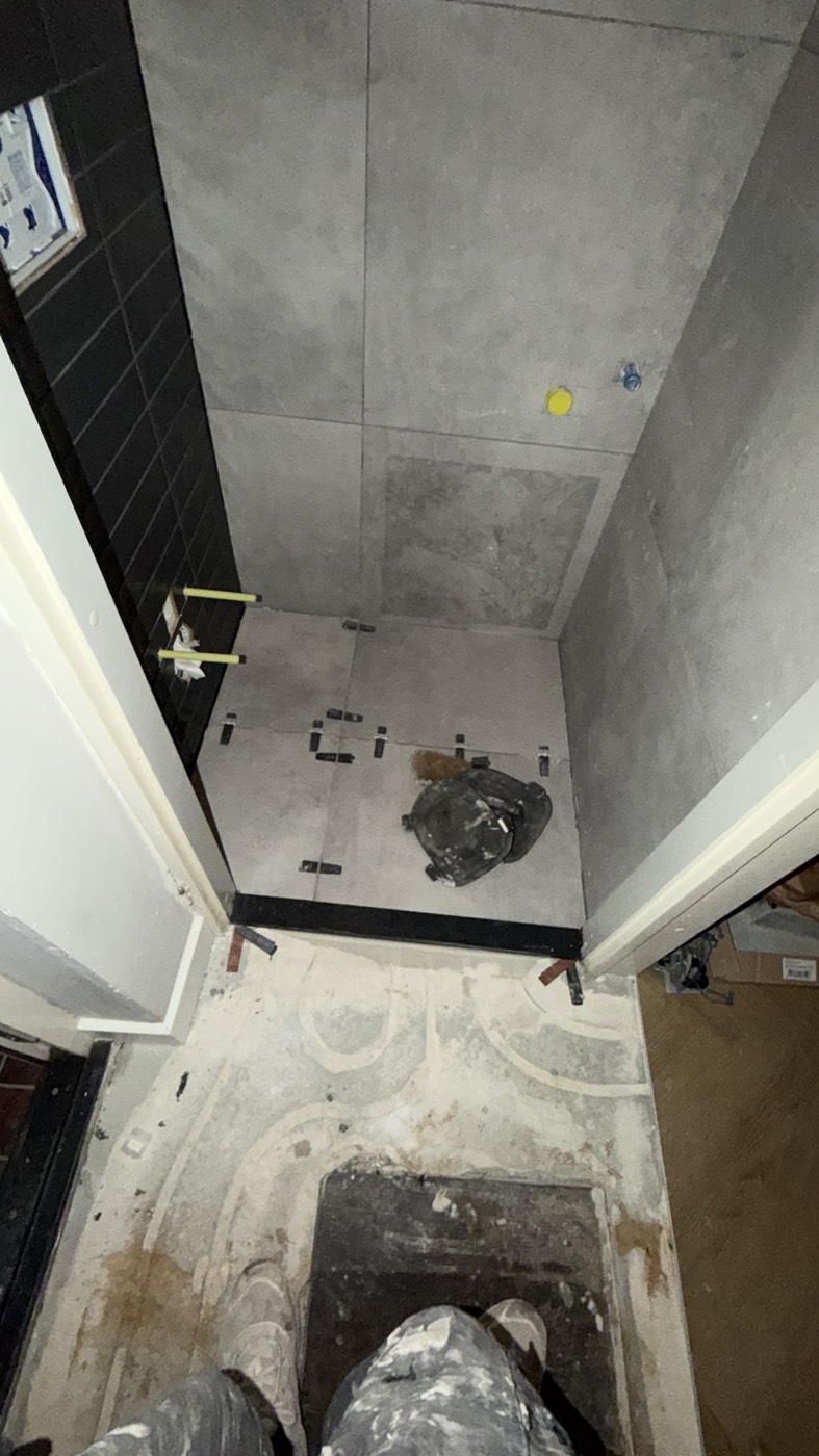 Vloertegels leggen bij de toilet renovatie in Alphen aan den Rijn – Groene Hart Badkamers