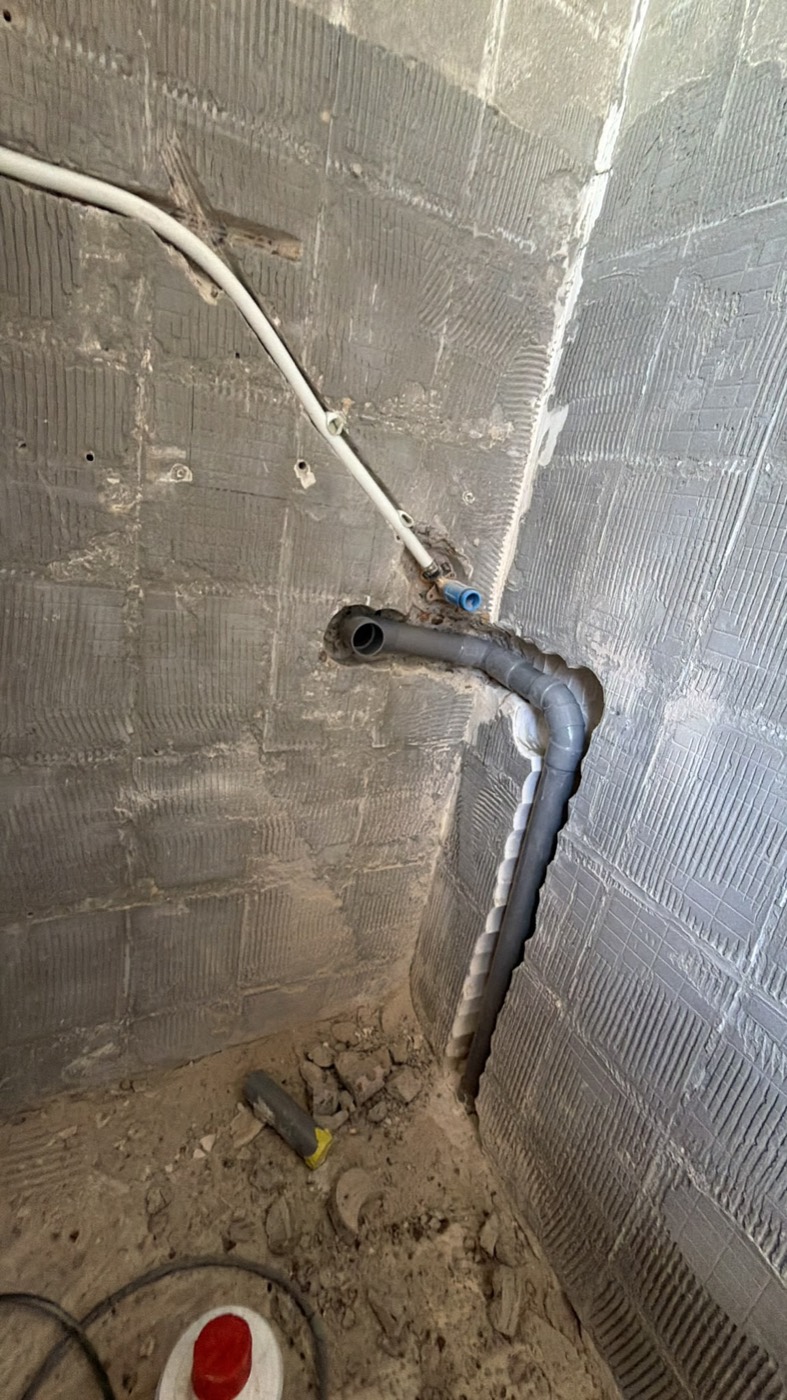 Leidingwerk in de wand voorafgaand aan het tegelen, toilet renovatie Alphen aan den Rijn