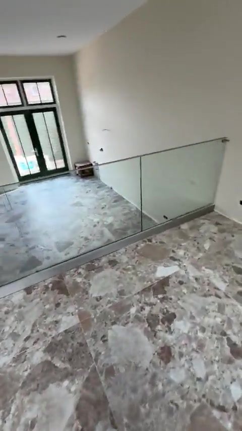 Strak gelegde terrazzo-look tegelvloer